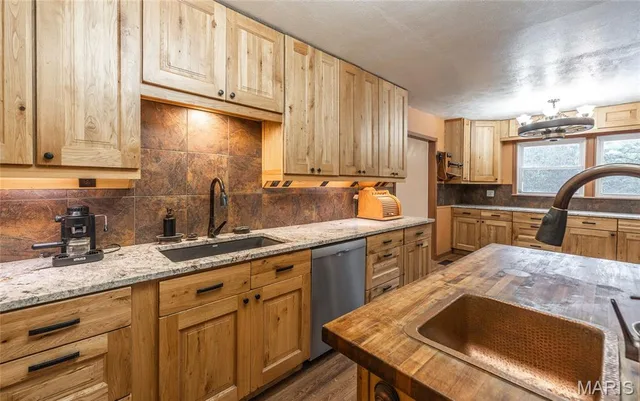 Primary bedroom — 807 County Road 6410 Salem Missouri real estate