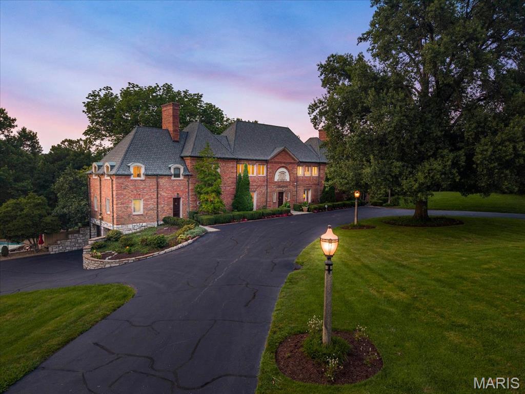 19 Squires Lane St Louis Missouri 5 bedroom 7 bathroom home for sale listed at $8,500,000