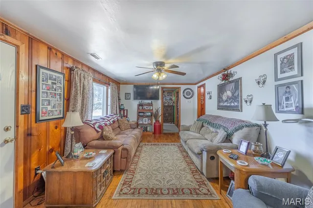 Living room — 1612 Ripley 142E-20 Doniphan Missouri real estate