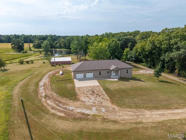 Primary bedroom — 5704 County Road 262 Auxvasse Missouri real estate