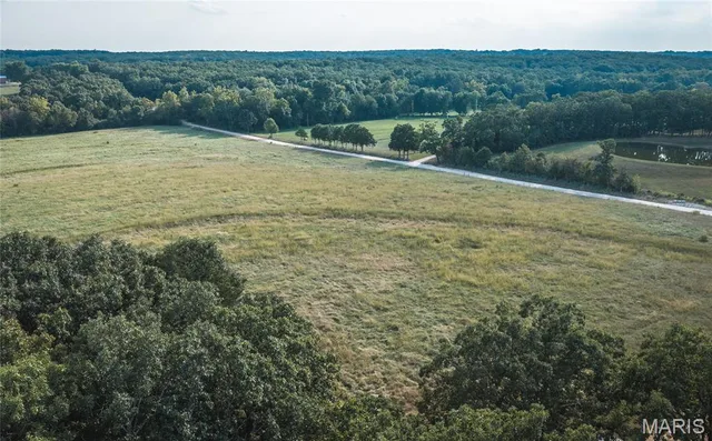 Living room — 60.51 Acres 4th Owensville Missouri real estate