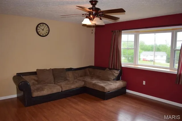 Living room — 15370 Top Drive St Robert Missouri real estate