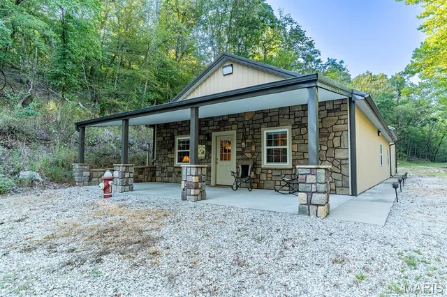 Primary bedroom — 21805 Revere Lane Waynesville Missouri real estate