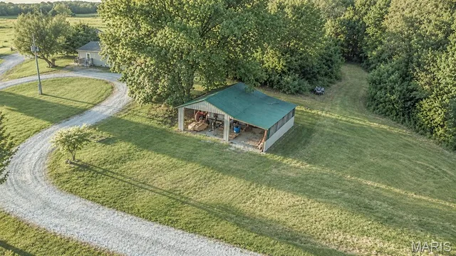 Primary bedroom — 20465 Monroe Road 455 Stoutsville Missouri real estate