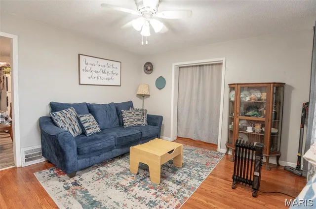 Living room — 706 Highway 28 Belle Missouri real estate