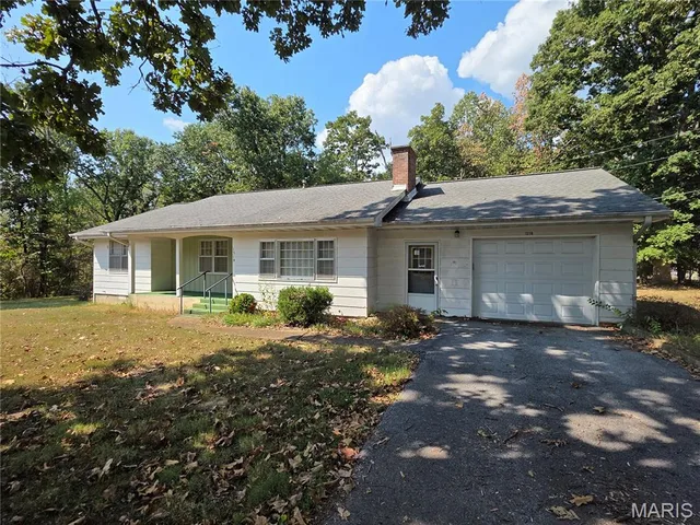 Front exterior — 1319 Briarwood Drive Houston Missouri real estate