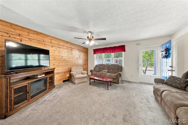 Living room — 300 Greentree Road Rolla Missouri real estate