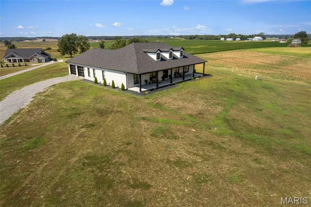 Primary bedroom — 497 County Highway 241 Benton Missouri real estate