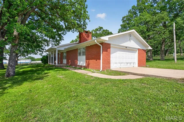 Primary bedroom — 122a MM Highway Lebanon Missouri real estate