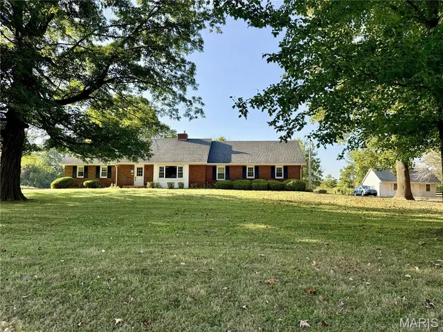 Primary bedroom — 27976 Highway Ww Clarksville Missouri real estate