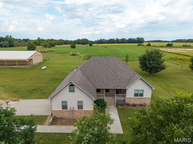 Living room — 12201 S Clinkenbeard Road Ashland Missouri real estate