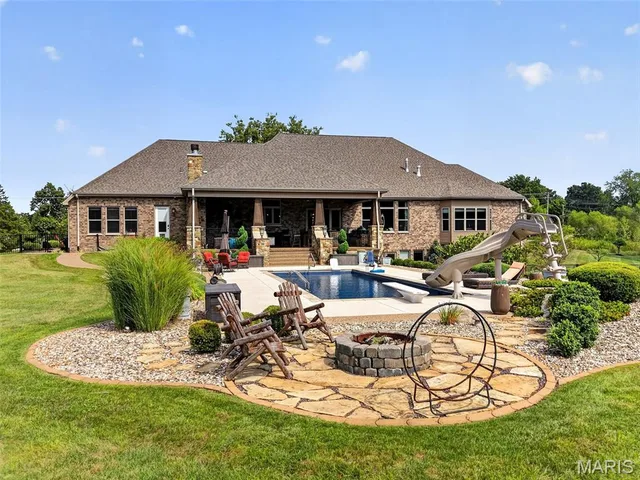 Living room — 2000 Diehr Road Wentzville Missouri real estate
