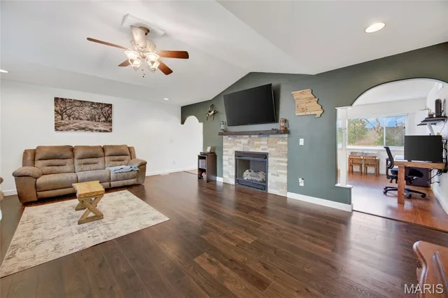 Living room — 19731 Stallion Drive Waynesville Missouri real estate