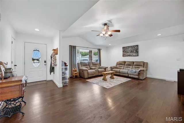 Primary bedroom — 19731 Stallion Drive Waynesville Missouri real estate