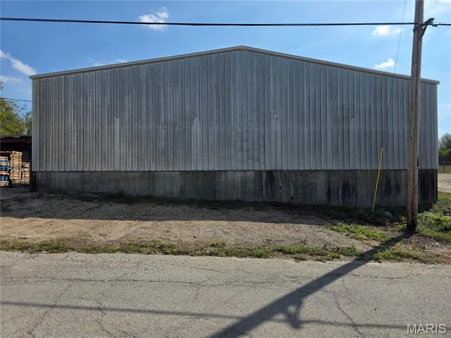 Primary bedroom — 103,105,107 11th Street Crocker Missouri real estate