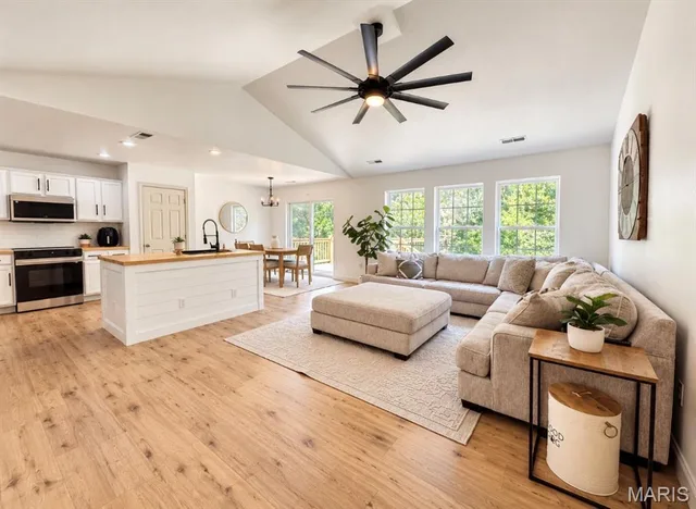 Living room — 234 Settlers Pass Waynesville Missouri real estate