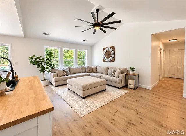 Primary bedroom — 234 Settlers Pass Waynesville Missouri real estate