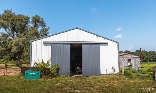 Primary bedroom — 5300 McCallister Road Gerald Missouri real estate