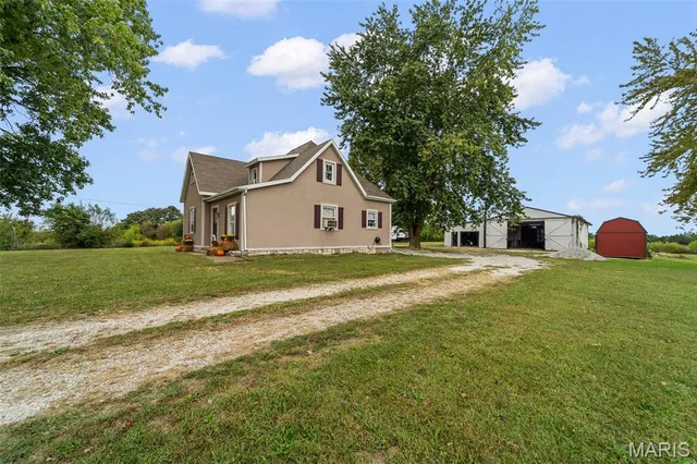 Living room — 2121 County Road 362 New Bloomfield Missouri real estate