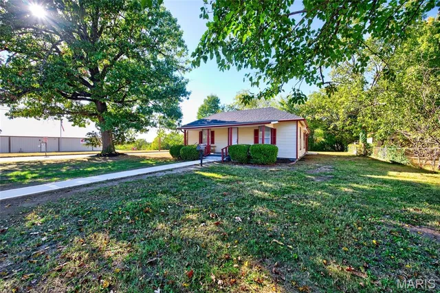 Front exterior — 885 W 4th Street Lebanon Missouri real estate