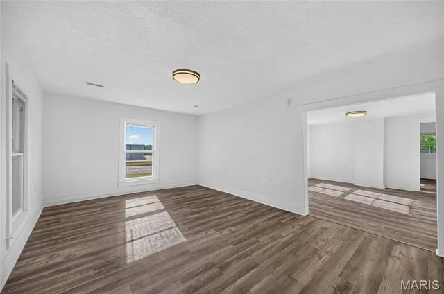 Living room — 885 W 4th Street Lebanon Missouri real estate