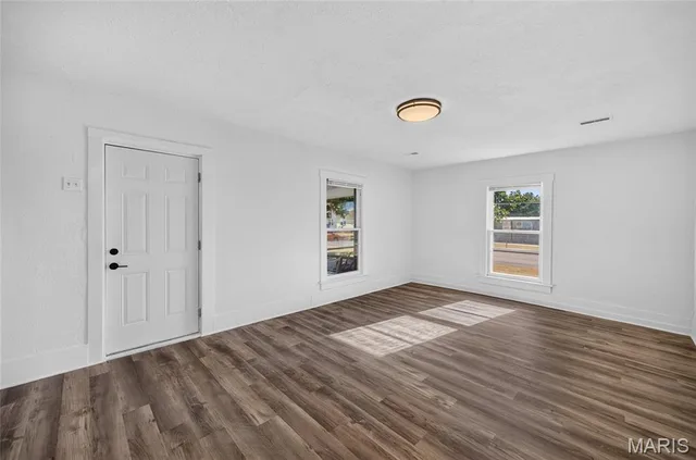 Primary bedroom — 885 W 4th Street Lebanon Missouri real estate