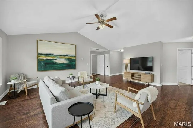 Living room — 116 Pioneer Court Waynesville Missouri real estate