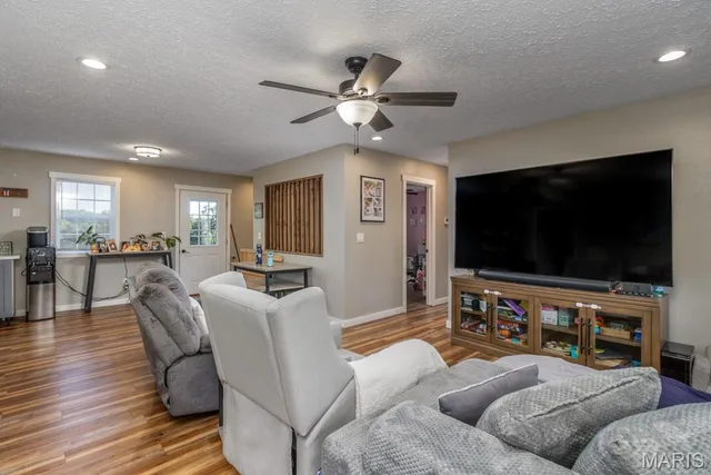Primary bedroom — 15275 Top Drive St Robert Missouri real estate