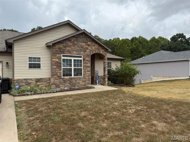 Front exterior — 128 Sycamore Drive St Robert Missouri real estate