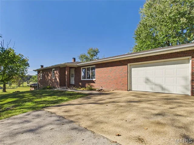 Living room — 5091 Highway M Poplar Bluff Missouri real estate