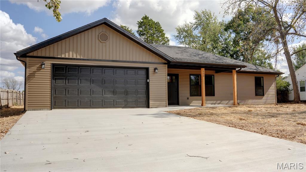 153 Crescent Drive Lebanon Missouri 3 bedroom 2 bathroom home for sale listed at $269,900