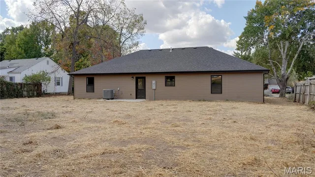 Primary bedroom — 153 Crescent Drive Lebanon Missouri real estate