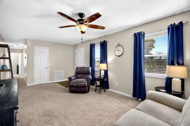 Living room — 1811 Sandstone Drive Rolla Missouri real estate