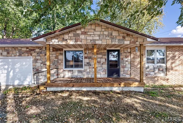 Primary bedroom — 2096 HIGHLAND Street Lebanon Missouri real estate