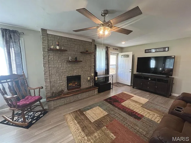 Primary bedroom — 407 Lee Avenue Richland Missouri real estate