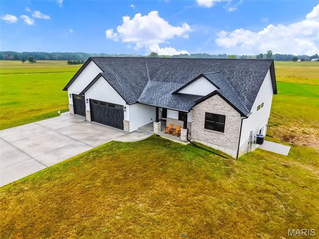 Primary bedroom — 103 Cheatham Farm Lane Troy Missouri real estate
