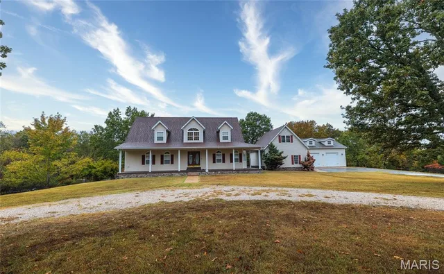 Primary bedroom — 24155 Red Oak Road Waynesville Missouri real estate