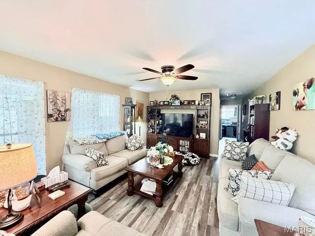 Living room — 6453 Highway Z Houston Missouri real estate