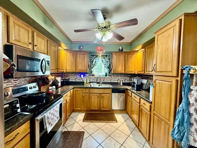Primary bedroom — 6453 Highway Z Houston Missouri real estate