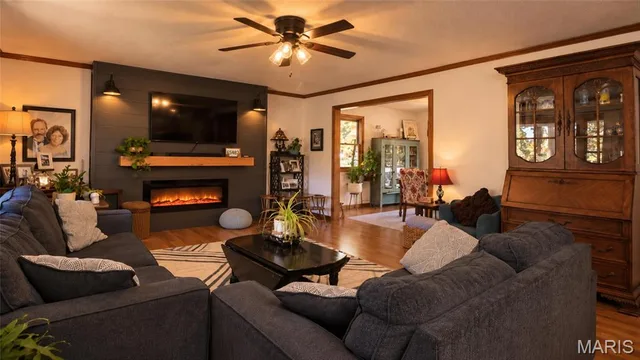 Primary bedroom — 1001 Cedar Ridge Houston Missouri real estate