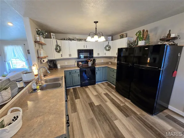 Primary bedroom — 19500 Ridge Lane Waynesville Missouri real estate