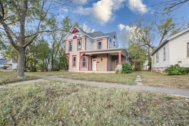 Primary bedroom — 446 N Madison Avenue Lebanon Missouri real estate