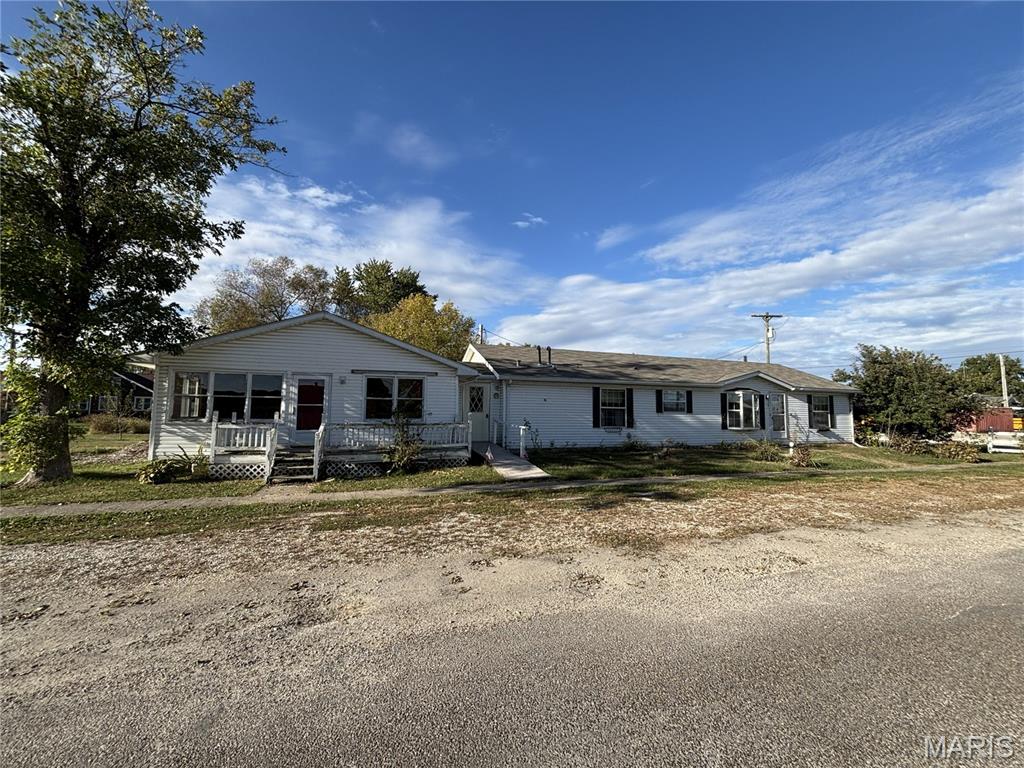 201 W Page Street Vandalia Missouri 5 bedroom 3 bathroom home for sale listed at $170,000