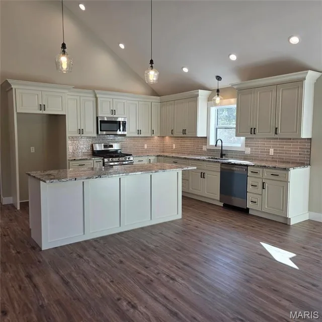 Primary bedroom — 854 County Road 4180 Salem Missouri real estate