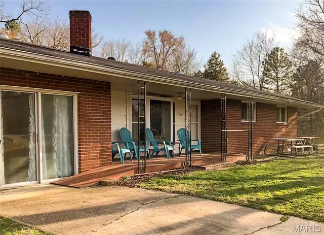 Living room — 37230 Highway 21 Lesterville Missouri real estate