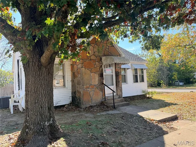 Front exterior — 486 N Jackson Avenue Lebanon Missouri real estate