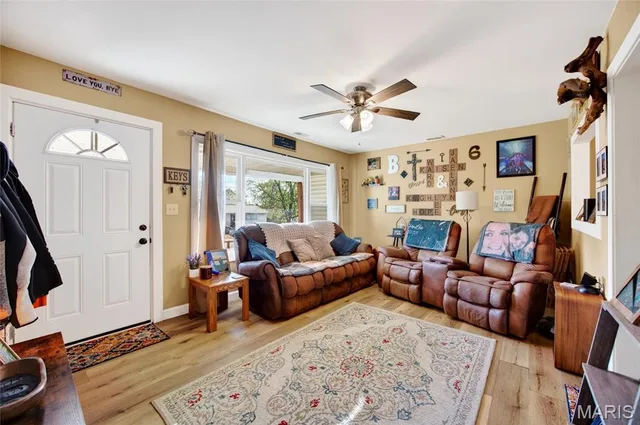 Living room — 227 Donnalee Avenue Lebanon Missouri real estate