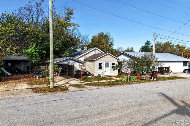 Front exterior — 107 S Myrtle Street Conway Missouri real estate