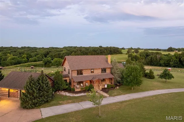 Primary bedroom — 5140 Saint Anns Road Washington Missouri real estate
