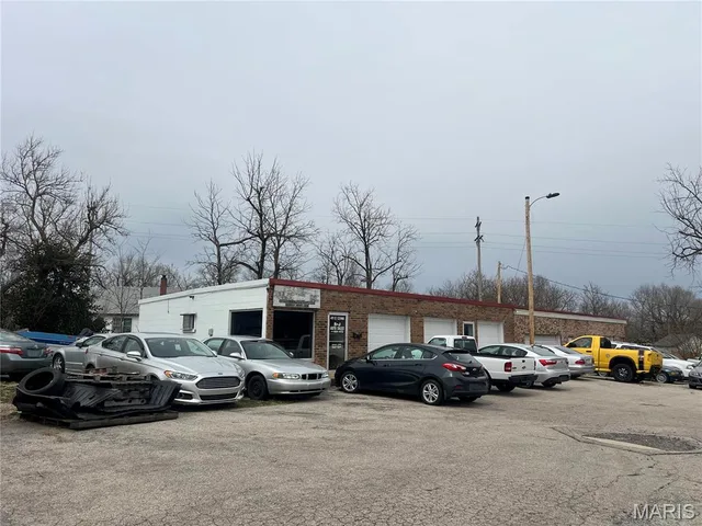 Front exterior — 411 E COMMERCIAL Street Lebanon Missouri real estate